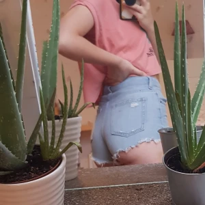 Högmidjade Shorts från HM - Har använt några gånger. Men är i bra kondition. De är highleg shorts. De är också högmidjade. Passar bra på storlek xs och s.