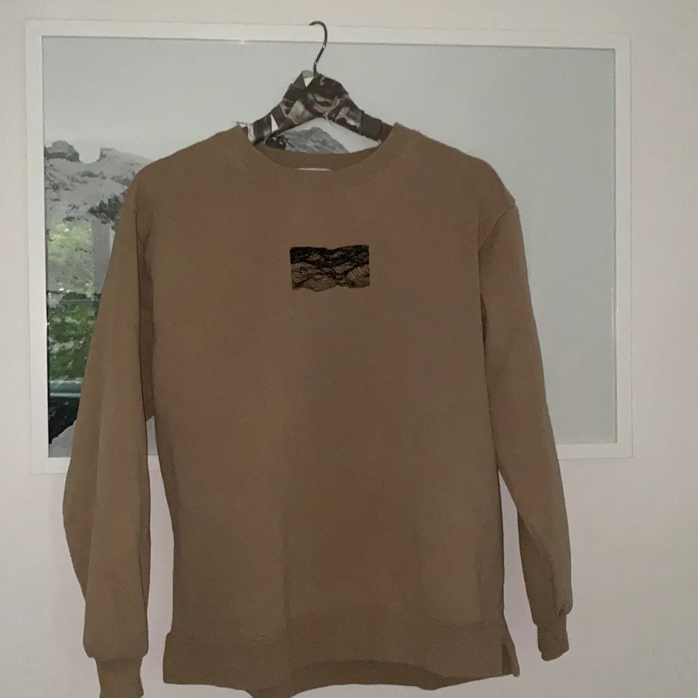 Säljer en skön sweater i storlek S/M. Säljer för 300!. Hoodies.