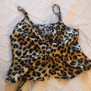 topp från FashionNova - Super söt justerbar volangtop/blus från Fashionnova, bra skick!