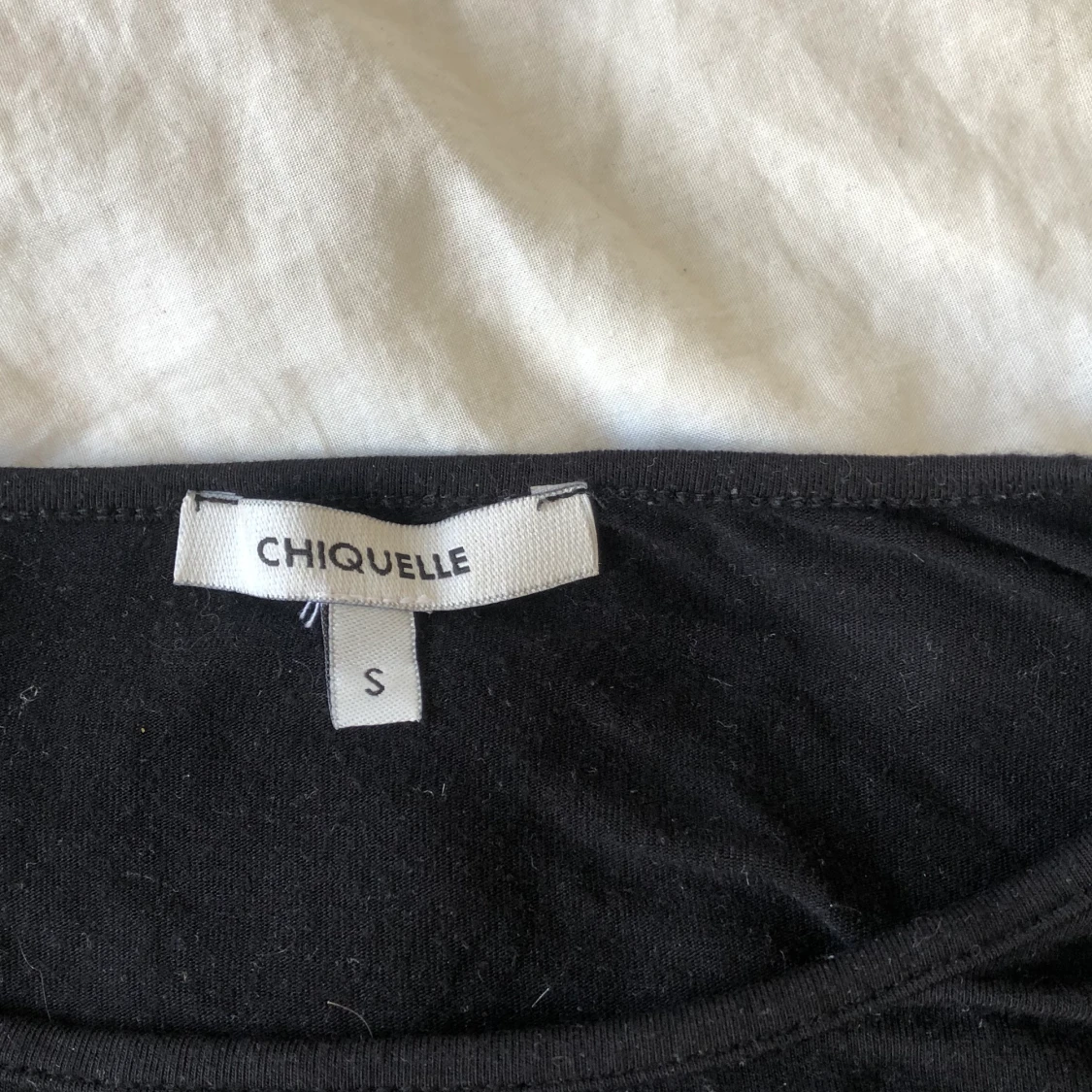 Svart topp med knytning från Chiquelle! Passar alla mellan xs-m - 91
