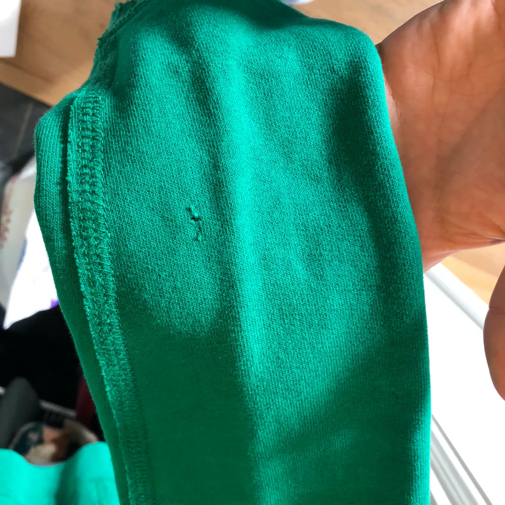 Skogsgrön hoodie i strl S från Abercrombie & Fitch. Den är i mycket fint skick, men har ett pyttelitet hål i ena ärmen som lätt fixas med ett par stygn. (Därför säljer jag den till ett lite billigare pris). Hoodies.