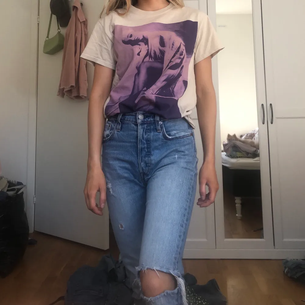 Köpte tröjan på Ariana Grandes tour 2019! Så snygg och modern. T-shirts.