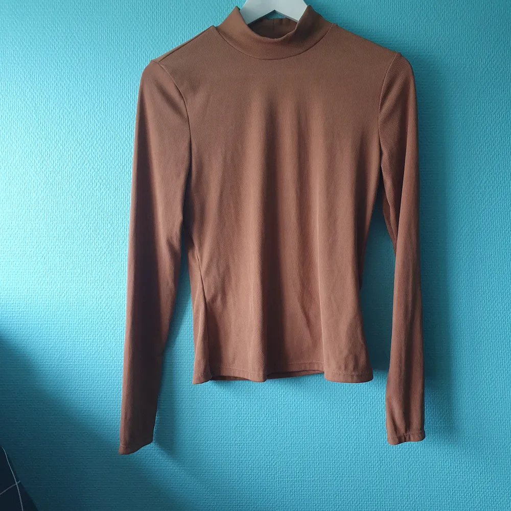 The turtleneck is a very classic timepiece that fits with almost everything. Perfect for the autumn weather and has a slim fit. Selling because it is too lose for me. I have only worn it about 2 times and ofcourse it is washed. Shipping not included in the price. Tröjor & Koftor.