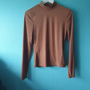 The turtleneck is a very classic timepiece that fits with almost everything. Perfect for the autumn weather and has a slim fit. Selling because it is too lose for me. I have only worn it about 2 times and ofcourse it is washed. Shipping not included in the price