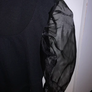 Partyblus från Nelly XL - Svart partyblus ifrån Nelly. Transparenta puffärmar. Aldrig använd. Leverans kan diskuteras