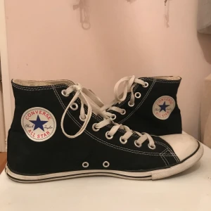 Converse - Snygga svarta converse!⚡️⚡️ Hör gärna av er om ni har frågor eller om fler bilder önskas🖤