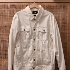 Vit Jeansjacka  - Vit jeansjacka från HM. Storlek L. Använd ett fåtal ggr. Finns i centrala sthlm, skickas mot fraktkostnad. 