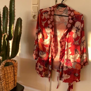 Zara, blommig blus - En blommig och härlig blus från Zara i strl XS. Superfin men kommer tyvärr inte till användning. OBS!!! Fraktkostnaden kan ändras vid köp av plagg (beroende på ifall en större påse behövs)