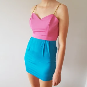 Supersöt klänning  - Supersöt klänning med kawaii och y2k vibes. Jag har strl M men klänning är öppen i ryggen på mig, därför är passformen lite off. Den är märkt S, och är nog en ganska liten sådan. Så ca storlek XS/S. Den har bening (av plast, tror jag) i prinsessömmarna på toppdelen. Säljer för 69kr exklusive frakt (44kr) men frakt ingår alltid vid köp över 300kr. Skriv i dm vid intresse eller för frågor 🥰