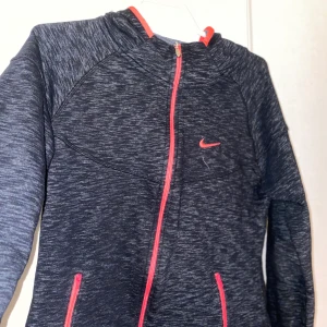Nike tröja  - En jättefin nike tröja som tyvärr är för stor för mig. Står XL på den men passar som M/L. ( Frakt tillkommer )