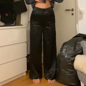Svarta silkesbyxor - Svarta silkesbyxor köpta second hand! Märke okänt. Sitter skitbra. Jag på bilden har strl. S i vanliga fall å dom sitter rätt tajt på mig upptill