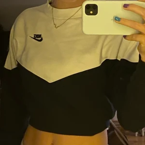 Nike croppad sweatshirt  - Skitsnygg sweatshirt men använder inte den tyvärr. Köparen står för frakt 