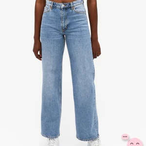 Monki yoko jeans - Säljer dessa byxor från monki. Inköpta för 3 månader sen och knappt använda. Ett hål på höger sida brevid fickan som går att sy ihop (SE SISTA BILDEN) Storlek 28 och går ner till fötterna på mig som är 167. Köpta för 400kr. Kan sänkas vid snabb affär!
