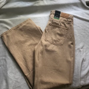 Yoko jeans - Säljer dessa populära Yoko jeans från Monki då de inte passar mig, därav oanvända. Står storlek 31 men skulle säga att de passar mellan 28-31 då de är små i storleken 