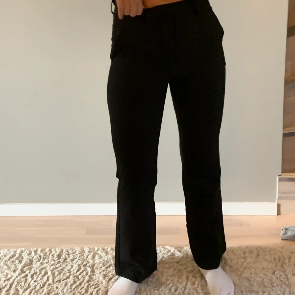 Säljer min älskade kostymbyxor från Bikbok. Säljer dessa för att de har blivit förkorta för mig, jag är ungefär 165cm. Betalning sker vi swish, paketet postas. 🦋 köparen står för frakten . Farkut & Housut.