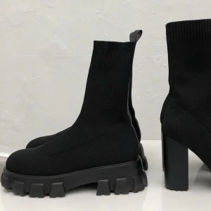 NELLY - Säljer dom här skorna från Bianca x Nelly i strl 39, dock små i storleken så skulle säga att de är mer som en 38. Helt oanvända och säljes pga fel storlek. Slutsålda överallt, bud från 700 💘