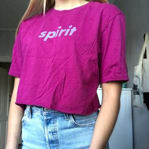 Snygg t-shirt från weekday med trycket spirit! Frakt tillkommer på 42 kr