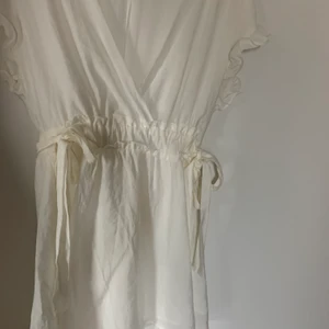 Klänning från zara - Vitklänning från zara. Använd 1 gång! Så fin på sommaren till bruna ben