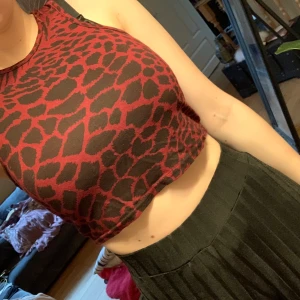Röd och svart crop top - Crop top i leopardmönster. Står S-M som storlek. Passar mig som har XS också, pga stretch i tyget. 