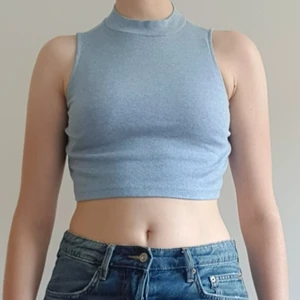 Babyblå sleeveless croptop  - Babyblå sleeveless croptop. Är i ca storlek M. Säljes för 59kr exklusive frakt (22kr). Dock ingår alltid gratis frakt vid köp över 300kr i min butik. Skriv i dm vid intresse eller för frågor 🥰