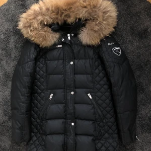 Vinterjacka rock and blue  - Rock and blue jacka i äkta päls, storlek 38. Djur och rökfri, jätte fint skick! 