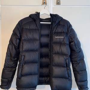 Frost down jacket från Peak Performance i färgen svart, säljer pga att jag tröttnat på den, det är strl XS men passar även S