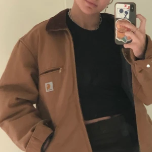 Carhartt jacka - Skitsnygg carharttjacka, den är knappt använd så i nyskick! Jackan är storlek medium herr och har fodrad insida (som syns på sista bilden) så den är även varm nu mot vintern😊