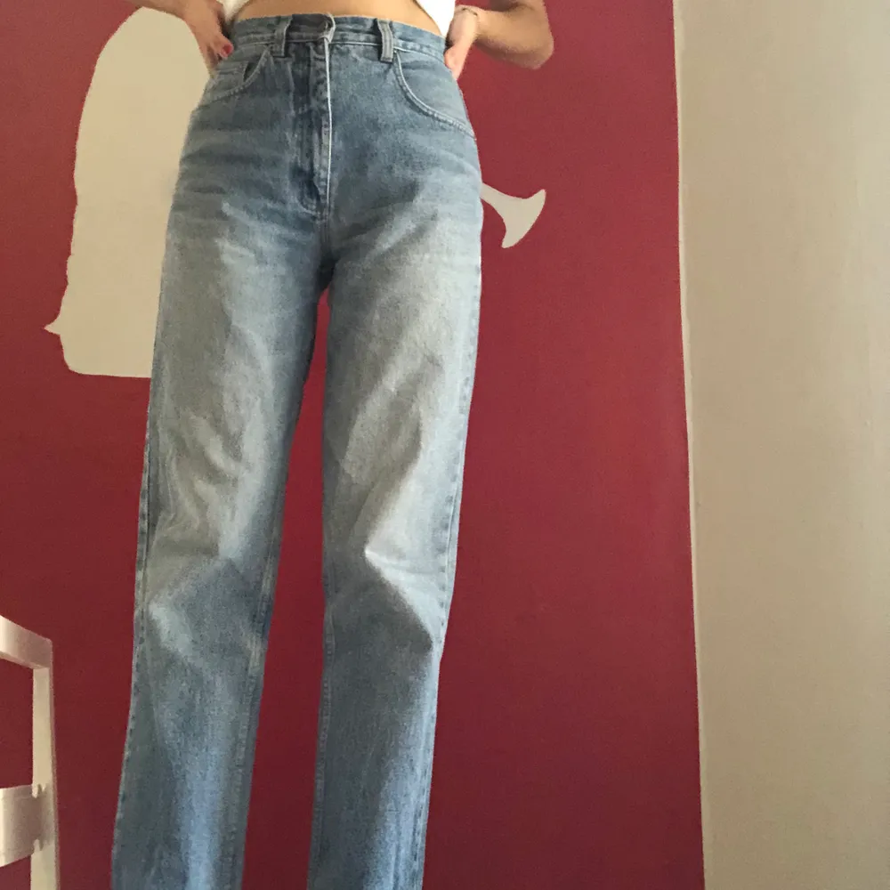 Så fina jeans som är jättesköna! De är i bra skick, dendär bruna lappen som brukar vara på jeans har dock gått av (kolla sista bilden). Jag har s och de sitter superbra! Lite korta på mig som är 173cm. Jeans & Byxor.