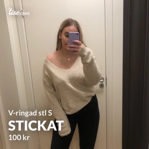 Stickad tröja  - V-ringad Stickad tröja som går bra att ha ”vanligt” eller så kan man dra ner och visa lite Axel, supersnyggt med en spetsbh eller liknande under, perfekt beige och inte stickig!