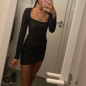 Klänning  -  säljer för att den kommer aldrig till användning. 