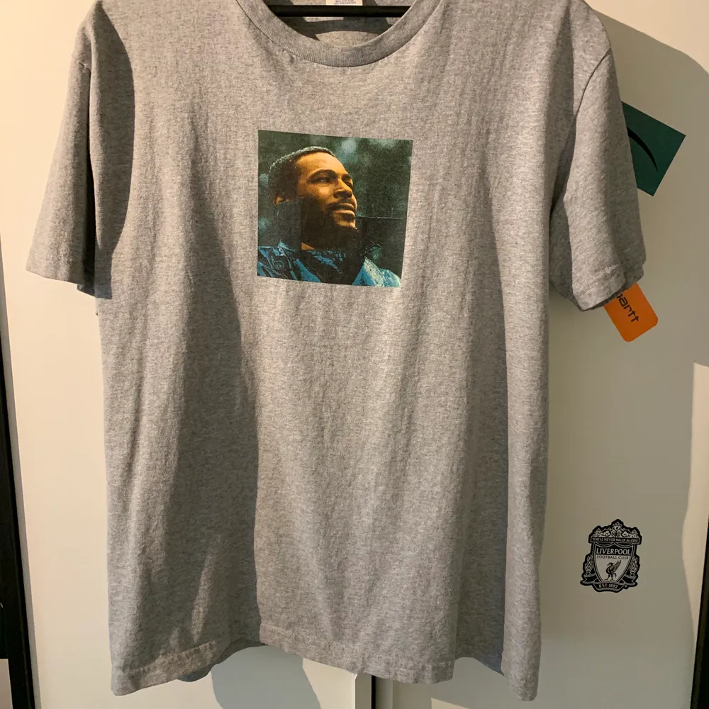 Grå supreme Marvin gaye tröja, köpte det direkt från supreme. Knappt använd. T-shirts.