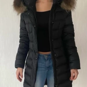 Hollies jacka - En hollies jacka i modellen Tiffany. Äkta päls. Använd ett få tall gånger. Kvitto finns,köparen står för frakt annars kan mötas i Stockholm. Kontakta för flera bilder. 