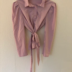 BLUS - Puderrosa blus i bästa skick, aldrig använd och passar både till fest & vardag!