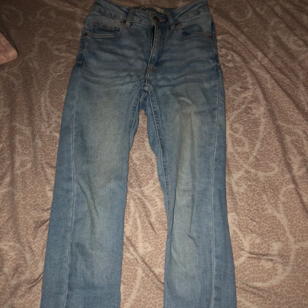 Väldigt fina jeans från Gina tricot använda ett par gånger bara. Nytt pris 499 . Jeans & Byxor.