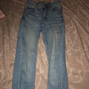 Jeans  - Väldigt fina jeans från Gina tricot använda ett par gånger bara. Nytt pris 499 