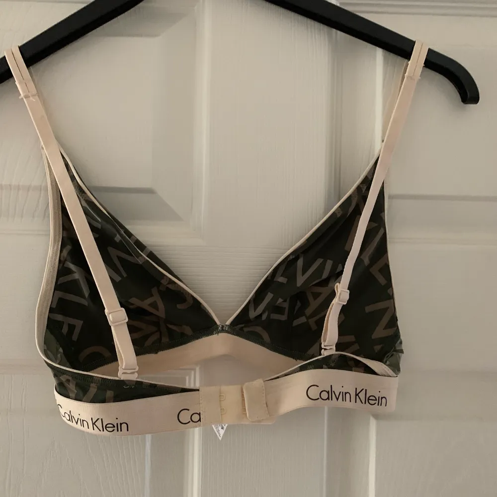 Skitsnygg bh/bralette från Calvin Klein. Säljs för jag tyvärr inte passar längre. Storlek M. Köparen står för frakt ☺️. Toppar.