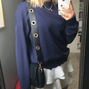 Väska - Säljer denna väska som är i sååå fint skick! Den är svart ”läder” med guldiga detaljer. Mycket rymlig! ❤️