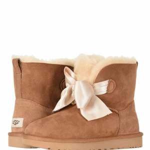 Uggs  - Säljer dessa fina uggs, supersöta och jättesköna! De har en ljusrosa rosett där fram och man kan även vika ner kanten på skon så pälsen kommer utåt. Köpta för 2900kr så säljer dem ej under 700kr! Skriv för fler egna bilder! Köparen står för frakten ❤️