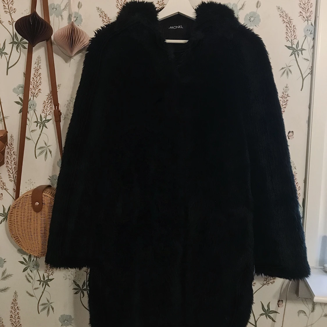 Svart kappa i fuskpäls, Monki