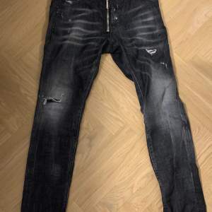Säljer mina dsquared jeans pågrund av att dem inte kommer till användning. Storlek 46 köpte för ett tag sen och är fortfarande på bra skick. Köpte dem för 4599kr. Säljer dom för 3500 pris kan diskuteras