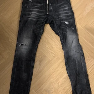 Dsquared2 Jeans - Säljer mina dsquared jeans pågrund av att dem inte kommer till användning. Storlek 46 köpte för ett tag sen och är fortfarande på bra skick. Köpte dem för 4599kr. Säljer dom för 3500 pris kan diskuteras