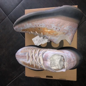 YEEZY 380 BOOST - YEEZYS helt nya i färgen pepper. Storlek 38, säljes pågrund av fel storlek. 