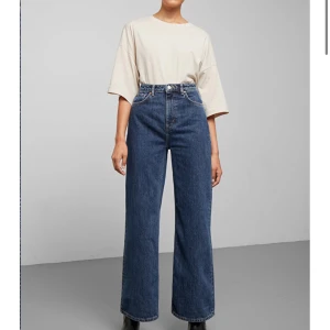 Ace jeans - Superpopulära ace jeans från weekday i färgen Ohio blue. Säljer då dom tyvärr är försmå för mig. Jättefina och sparsamt använda!! Nypris är 500kr men de är slutsålda på hemsidan. Pris är exklusive frakt. Kan gå ner i pris vid snabb affär!🥰❤️