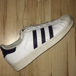 Adidas all star - Adidas all star vita med LILA sträck, stl 37. Betalning sker via swish och köparen står för ev fraktkostnaderna 