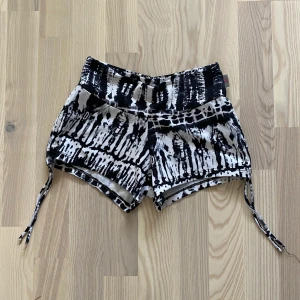 Träningsshorts  - Snygga träningsshorts från okänt märke och okänd storlek. Skulle säg att de är S så jag är de och de passar mig men de är väldigt töjbara och mjuka i materialet. Använda ett fåtal gånger.  40 kr + 22 kr frakt