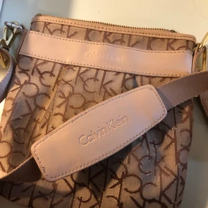 Calvin Klein väska - Sparsamt använd vintage väska. reglerbart band. frakt 42kr