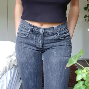 Så najs jeans!! Modellen är straight och lpgmidjade och sjuuukt snygg grå wash<33