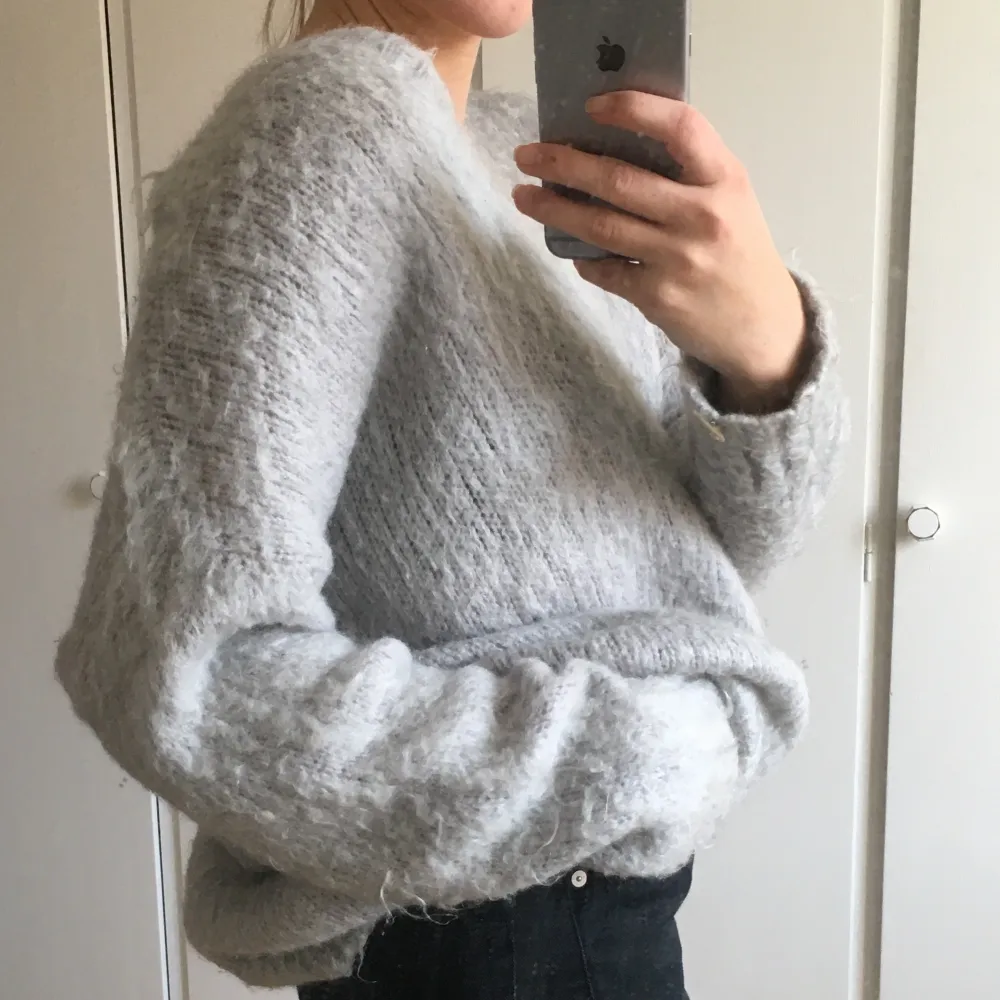Grå stickad från weekday i storlek small.. Neuleet.