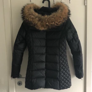 Rock & Blue jacka  - Jackan är medel lång i storlek 34, köpte den i början av 2019. Pälsen är äkta.
