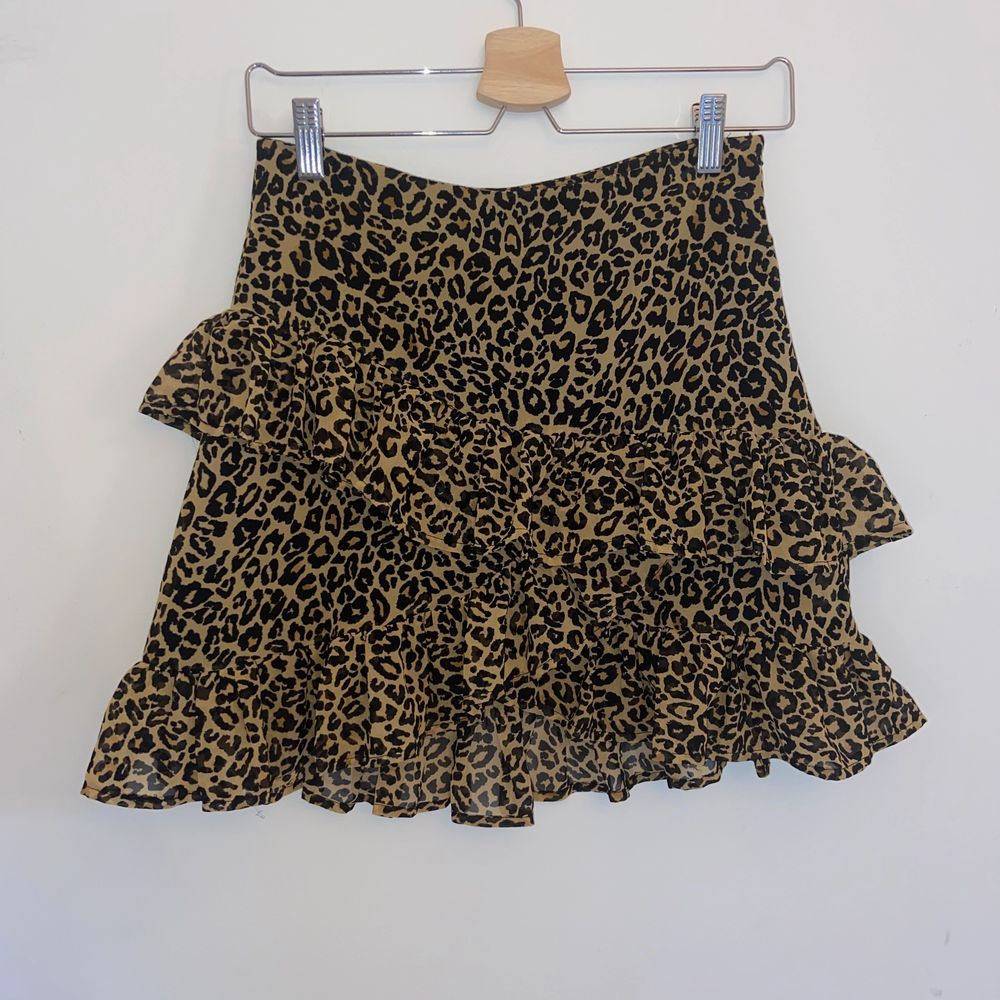 Säljer denna fina leopard kjol med lite volanger. Är en XS men funkar lika bra på en S. Frakt tillkommer 🦋🦋. Kjolar.